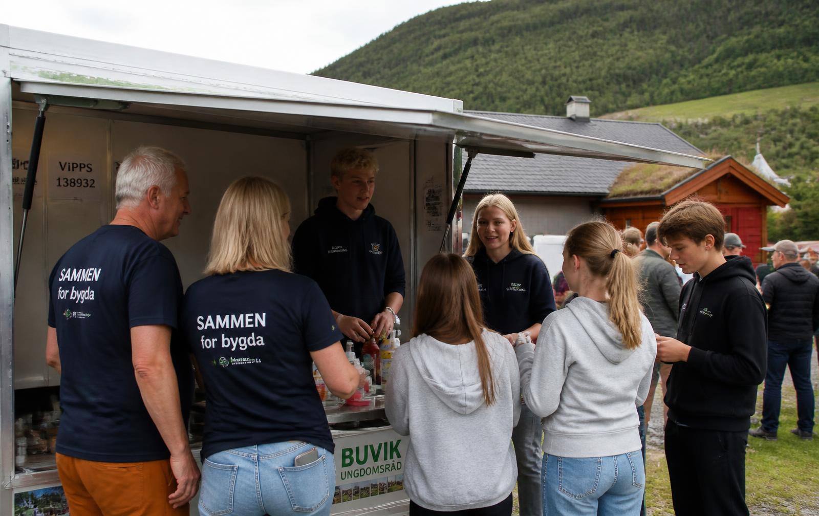 Ungdom og frivillige samarbeider rundt en mobil vogn på et lokalt arrangement